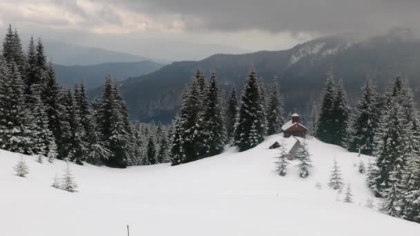 Silna Śnieżyca Zimie Karpaty Ukraina Cerkiew Prawosławna Szczycie Góry Lasy — Wideo stockowe