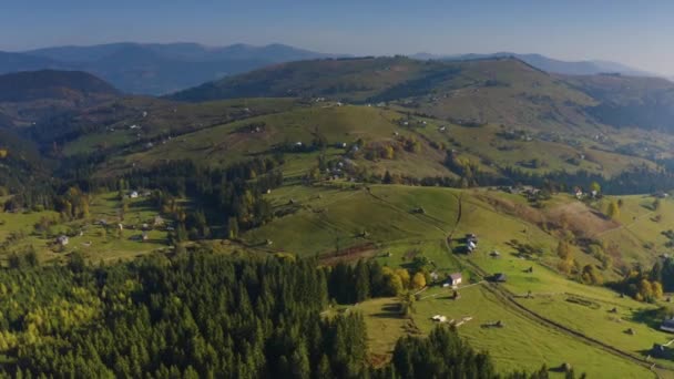 Pohled Ptačí Perspektivy Karpaty Ukrajinu Podzim Horskou Vesnici Verchovyna Chrám — Stock video