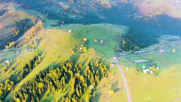 乌克兰喀尔巴阡山的鸟瞰全景 山顶上的一座寺庙 凡尔科维那山村 山谷中的山毛榉和针叶林 道路和一条河流 — 图库视频影像