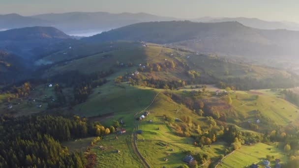 Pohled Ptačí Perspektivy Karpaty Ukrajinu Podzim Horskou Vesnici Verchovyna Chrám — Stock video