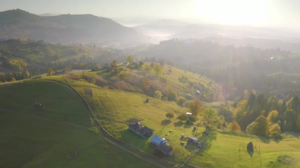 秋天的喀尔巴阡山鸟瞰全景 乌克兰的一个山地村庄 一架无人驾驶飞机飞过 山谷中的山毛榉和针叶林 道路和一条河流 — 图库视频影像
