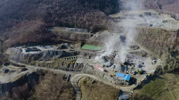 우크라이나의 카르파티아 화강암 사암이 자재의 생산을 채석장 강력한 컨베이어로드 드론의 — 비디오
