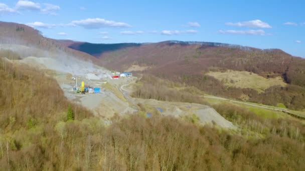 乌克兰喀尔巴阡山脉 一个采石场 开采花岗岩砂岩以生产建筑材料 强大的卡车和输送机装载碎石 从无人驾驶飞机拍摄的录像 — 图库视频影像