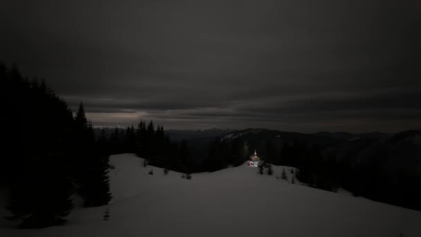 Hoge Berg Klooster Van Rogneska Karpaten Nachts Wolken Vliegen Snel — Stockvideo