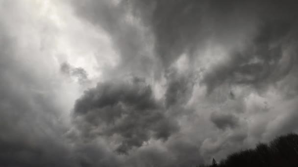 Облака Заката Перед Грозой Быстро Проносятся Мимо Ускоренное Время Съемки — стоковое видео