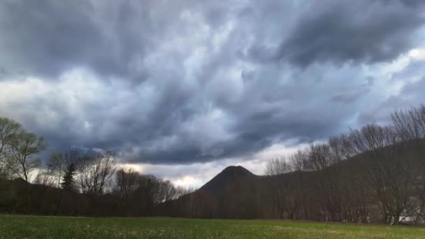 雷雨の前の日没雲は 迅速に加速されたタイムラウンドフィルムで掃除し 山の上に美しいカラフルな空を輝かせます — ストック動画