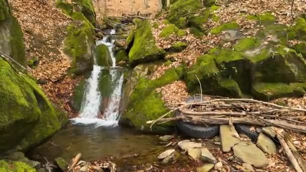 Stary Malowniczy Wodospad Pokryty Jest Zielonym Mchem Jest Przyjemny Dla — Wideo stockowe