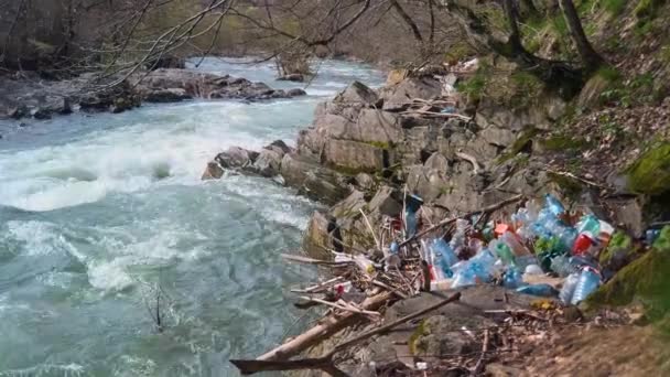 Nekulturní Lidé Házejí Odpadky Řeky Rychlá Voda Přenáší Polyethylen Další — Stock video