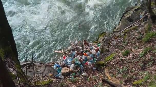 Personas Incultas Arrojan Basura Río Agua Rápida Transporta Polietileno Otros — Vídeos de Stock