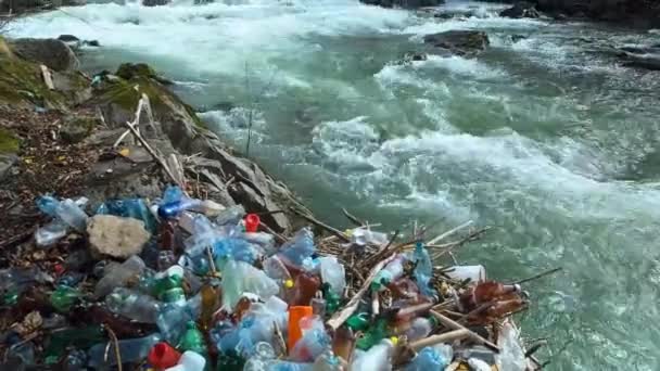 Pessoas Incultas Jogam Lixo Rio Água Rápida Carrega Polietileno Outros — Vídeo de Stock