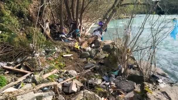 Personas Incultas Arrojan Basura Río Agua Rápida Transporta Polietileno Otros — Vídeos de Stock