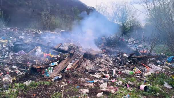 2024年4月7日 ウクライナ ムカシボ カルパチアの地元住民は 廃棄物のリサイクルにアクセスできず 街の外でそれを燃やしたり 環境に非常に悪い川に投げ込むことができません — ストック動画