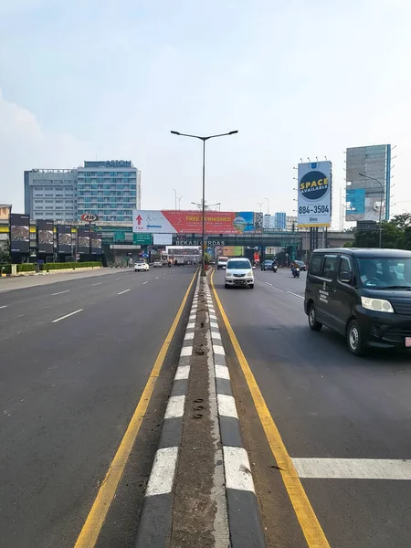 インドネシア ベカシ 2023年3月12日 午前中にベカシ市ヤニ通りを車両が通過中 — ストック写真