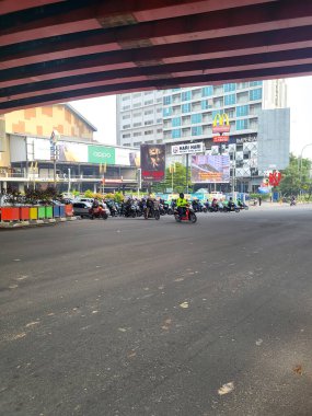 Bekasi, Endonezya - 12 Mart 2023: Bekasi becakayu otoyolunun altındaki A. Yani Caddesi 'ndeki kırmızı ışığın çevresi