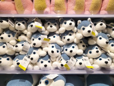 Bir mağazanın rafında çeşitli şirin hayvan karakterli bebekler var.