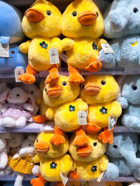 Bir mağazanın rafında çeşitli şirin hayvan karakterli bebekler var.