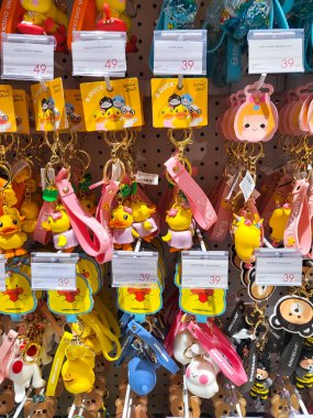 Bekasi, Endonezya - 12 Mart 2023: Summarecon Mall Bekasi 'deki bir mağazanın satış rafında komik karakter şekilli çeşitli anahtarlıklar