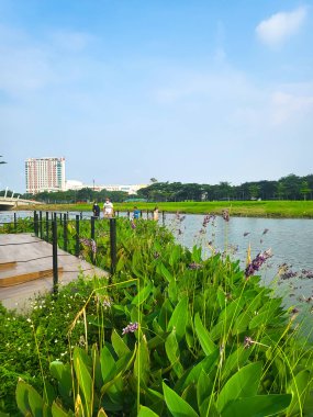 Bekasi, Endonezya Mart 12, 2023 'te, arka planda binalar ve mavi gökyüzü ile birlikte, Summarecon Bekasi' nin BCBD Bekasi Merkezi İş Bölgesi bölgesinde göl manzarası