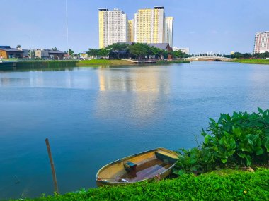 Bekasi, Endonezya Mart 12, 2023 'te, arka planda binalar ve mavi gökyüzü ile birlikte, Summarecon Bekasi' nin BCBD Bekasi Merkezi İş Bölgesi bölgesinde göl manzarası