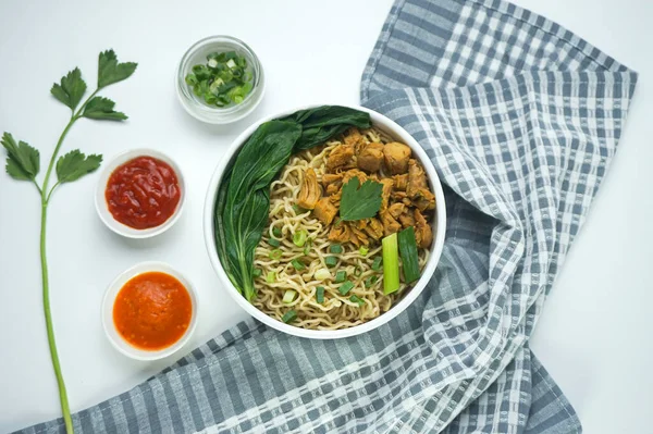 Makaron Kurczakiem Indonezji Znany Jest Jako Mie Ayam Podawany Zielonym — Zdjęcie stockowe