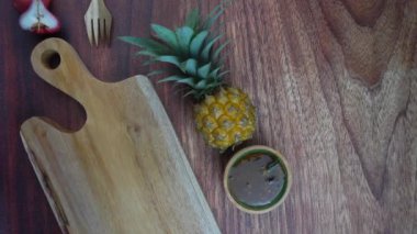 Endonezya 'da Rujak Buah, Lutis veya Lotis olarak bilinen dilimlenmiş meyve salatası. Baharatlı esmer şeker sosu ve yer fıstığı ile birlikte ahşap arka planda elle servis edilir. Üst görünümü kapat düz görünüm alanı oluştur