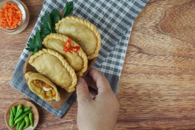 Pastel Goreng olarak bilinen Endonezya 'daki kızarmış pasteller. Kızarmış hamur işi, sebze, tavuk ve haşlanmış yumurta ile ahşap arka planda elle servis edilen çiğ biberli. Üst görünüm kopyalama alanı