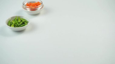 Pastel Goreng olarak bilinen Endonezya 'daki kızarmış pasteller. Kızarmış hamur işi, sebze, tavuk ve haşlanmış yumurtayla birlikte beyaz arka planda, elle servis edilen çiğ biberle servis ediliyor. Kapat.