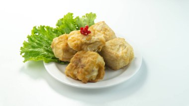 Kızarmış Tofu ya da Tahu goreng, Endonezya 'dan gelen, un hamuru ile kaplanmış, parlak beyaz arka planda servis edilen bir yemek türüdür. Kapat.