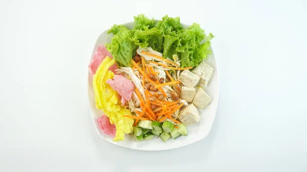 Raw 샐러드 Asinan Betawi 배경에 접시에서 제공되는 크래커로 인도네시아의 음식이다 — 스톡 사진