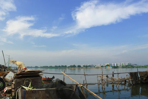 雅加达的河岸贫民窟 蓝天作为背景 — 图库照片