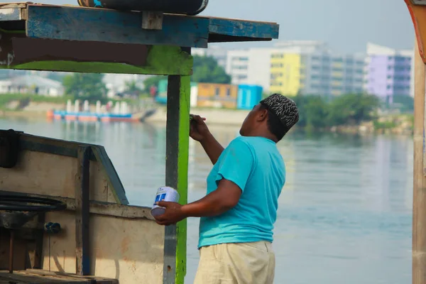 Fisherman Painting His Boat Banks River Jakarta — Stock Photo, Image