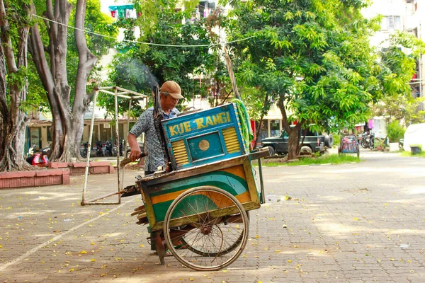 Dżakarta Indonezja Lipca 2023 Starzec Sprzedający Ciasta Rangi — Zdjęcie stockowe