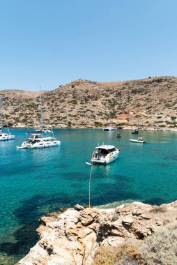 Akdeniz 'de bir ada vahasında yelken açmak