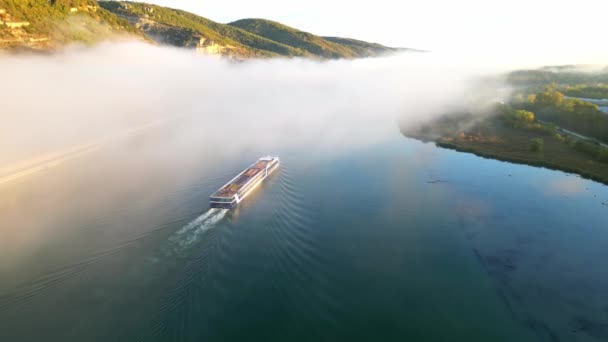清晨在罗纳河上 一艘客轮在浓雾中穿行 从无人驾驶飞机上俯瞰全景 在法国Le Pouzin镇 — 图库视频影像