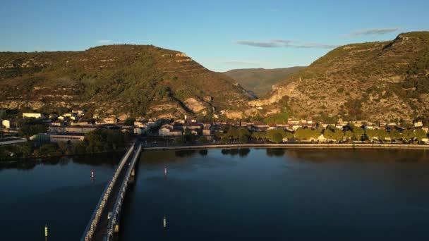 Luchtfoto Van Stad Pouzin Frankrijk Met Uitzicht Metalen Brug Rhône — Stockvideo