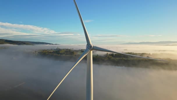 Drohne Schoss Windrad Während Sonnenaufgang Dichten Morgennebel Windkraftanlagen Aus Nächster — Stockvideo