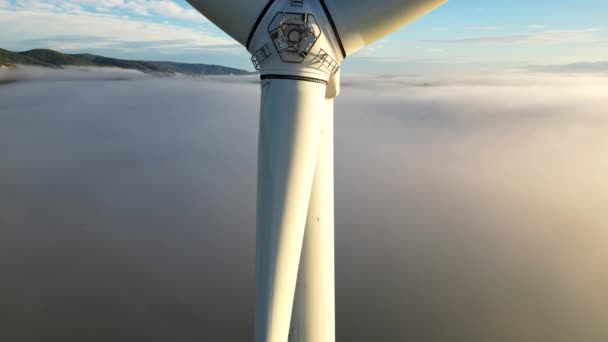 Drohne Schoss Windrad Während Sonnenaufgang Dichten Morgennebel Windkraftanlagen Aus Nächster — Stockvideo