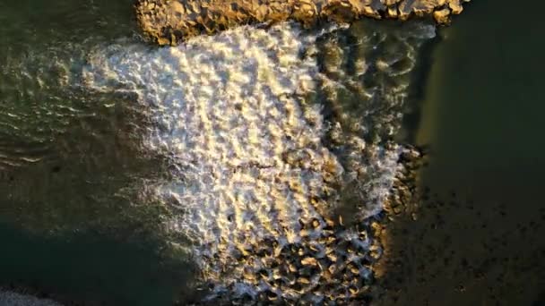 ドローム川の美しい小さな滝は 山間部の大きな石から形成されました 日没時の滝 — ストック動画