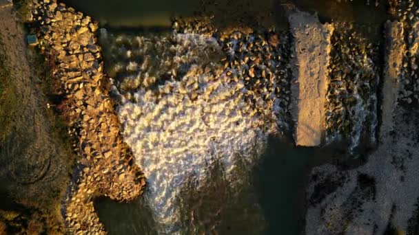 Όμορφος Μικρός Καταρράκτης Στον Ποταμό Drome Σχηματίστηκε Από Μεγάλες Πέτρες — Αρχείο Βίντεο