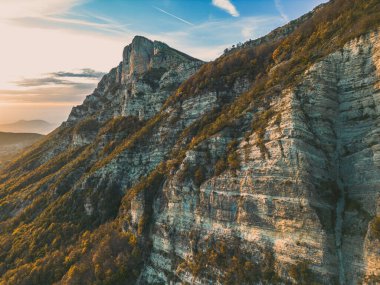 Trois, Drme Provenale 'de sonbahar manzarası. Üst kireçtaşı kayaları sonbahar renkleriyle kaplıdır.