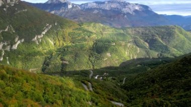 Fransız kırsalında. Albay de Rousset. Vercors 'un tepelerinin panoramik manzarası, Marly Hills ve vadi Val de Drome, Fransa