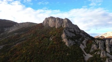 Fransız kırsalında. Albay de Rousset. Vercors 'un tepelerinin panoramik manzarası, Marly Hills ve vadi Val de Drome, Fransa
