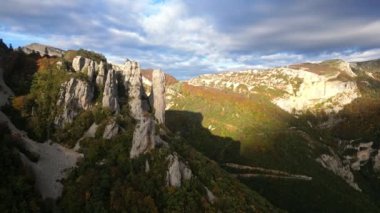 Fransız kırsalında. Albay de Rousset. Vercors 'un tepelerinin panoramik manzarası, Marly Hills ve vadi Val de Drome, Fransa