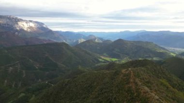 Fransız kırsalında. Albay de Rousset. Vercors 'un tepelerinin panoramik manzarası, Marly Hills ve vadi Val de Drome, Fransa