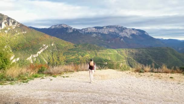 Jeune Femme Marchant Admirant Vue Panoramique Depuis Col Rousset Sur — Video