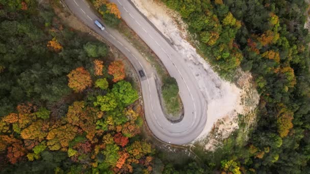 Luftaufnahme Der Kurvenreichen Straße Mit Vorbeifahrenden Autos Den Bergen Luftaufnahme — Stockvideo