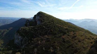 Col du Veyou 'nun yukarıdaki insanlarla birlikte havadan görünüşü. Güney Fransa 'da, Rhne-Alpes bölgesindeki Valle de la Drme-Diois' deki Les Trois dağ sırası.