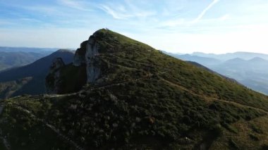 Col du Veyou 'nun yukarıdaki insanlarla birlikte havadan görünüşü. Güney Fransa 'da, Rhne-Alpes bölgesindeki Valle de la Drme-Diois' deki Les Trois dağ sırası.