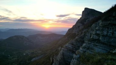 Provence Drme 'daki Les Trois Becs' te sonbahar manzarası. Gün batımında vadinin panoramik manzarası. Sonbahar renklerinde ağaçlarla kaplı kireçtaşı kayalar