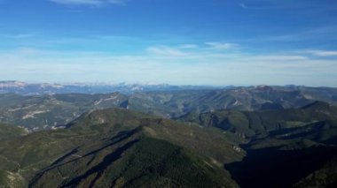 Fransa 'nın güneyindeki Alpler' in manzarası Col du Veyou 'dan, Rhne-Alpes bölgesindeki Valle de la Drme-Diois' deki Les Trois dağ sırası.